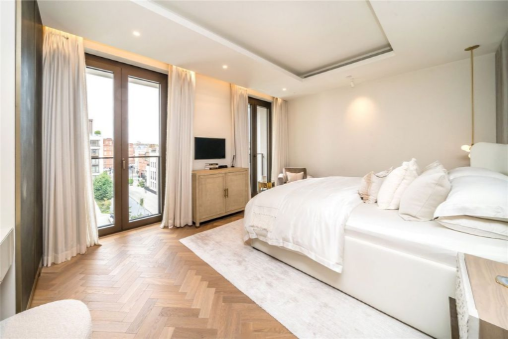 Flat in London, United Kingdom, 248 m² - picture 1