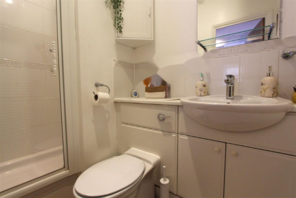 Flat in London, United Kingdom, 68 m² - picture 2