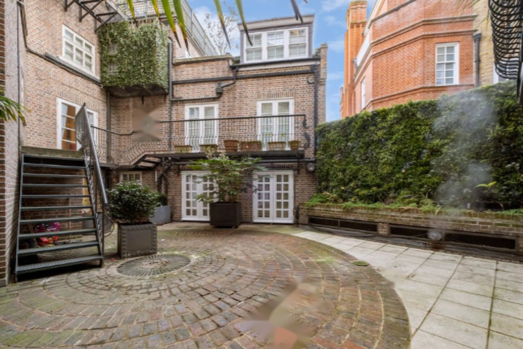 Flat in London, United Kingdom, 154 m² - picture 2