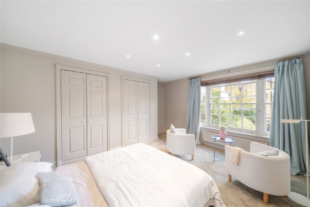 Flat in London, United Kingdom, 79 m² - picture 2