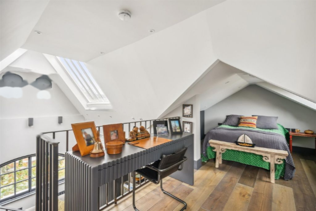 Flat in London, United Kingdom, 131 m² - picture 2