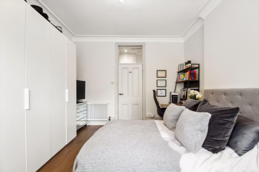 Flat in London, United Kingdom, 105 m² - picture 2