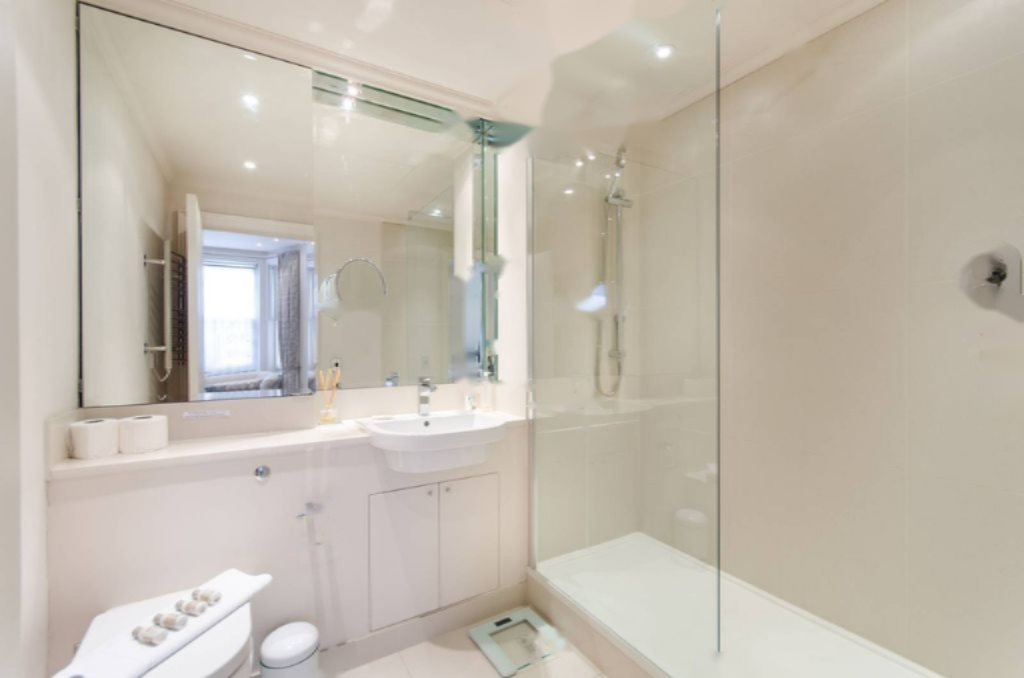 Flat in London, United Kingdom, 135 m² - picture 2