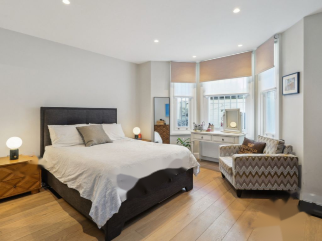 Flat in London, United Kingdom, 105 m² - picture 2