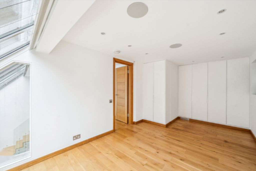 Flat in London, United Kingdom, 93 m² - picture 2