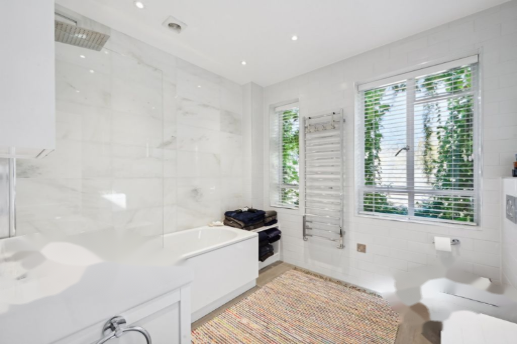 Flat in London, United Kingdom, 213 m² - picture 2