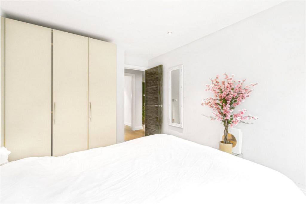 Flat in London, United Kingdom, 47 m² - picture 2