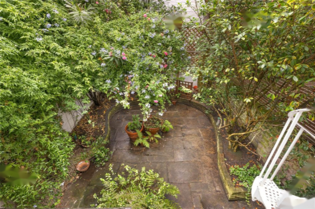 Flat in London, United Kingdom, 256 m² - picture 2