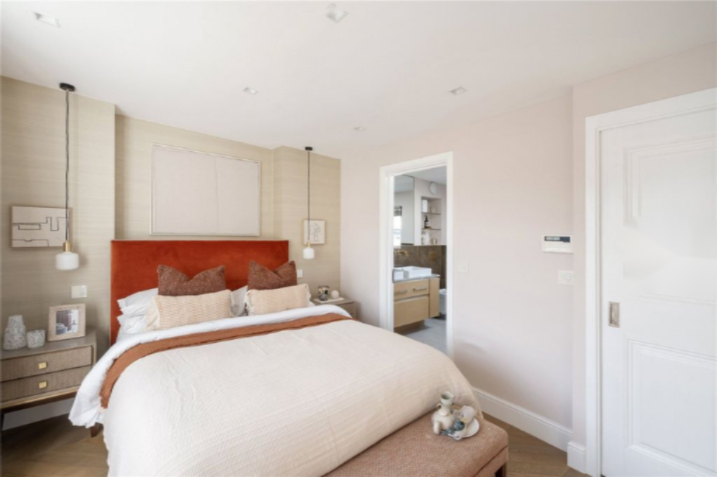 Flat in London, United Kingdom, 148 m² - picture 2