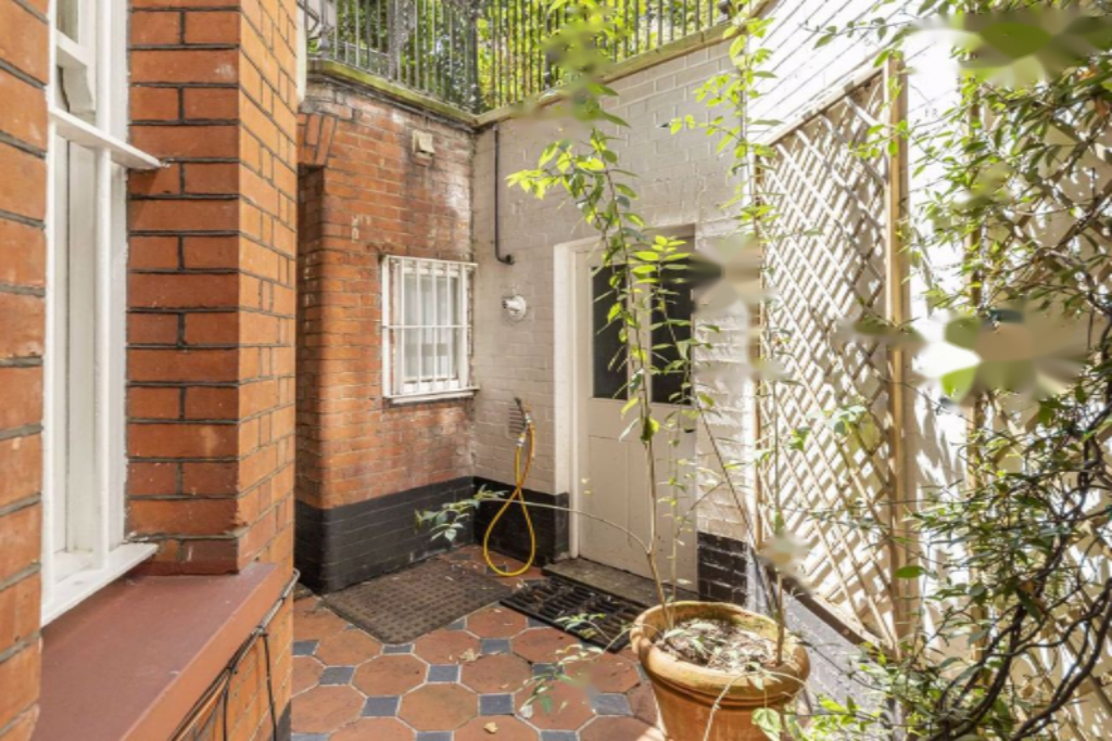 Flat in London, United Kingdom, 104 m² - picture 2