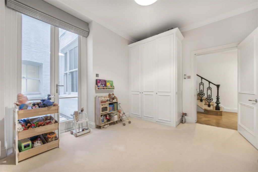 Flat in London, United Kingdom, 233 m² - picture 2