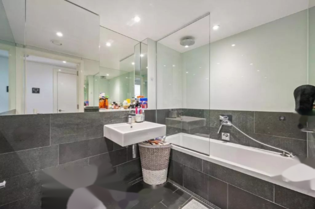 Flat in London, United Kingdom, 49 m² - picture 2