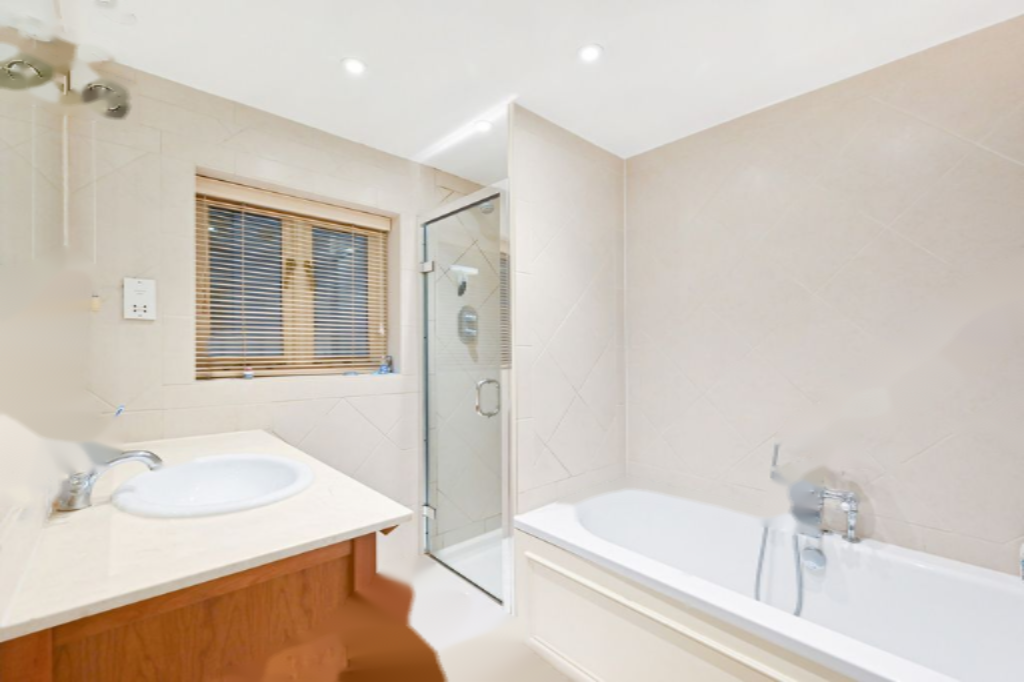 Flat in London, United Kingdom, 229 m² - picture 2