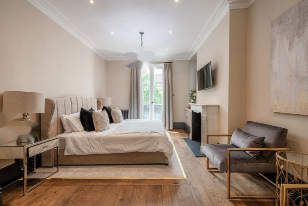 Flat in London, United Kingdom, 207 m² - picture 2