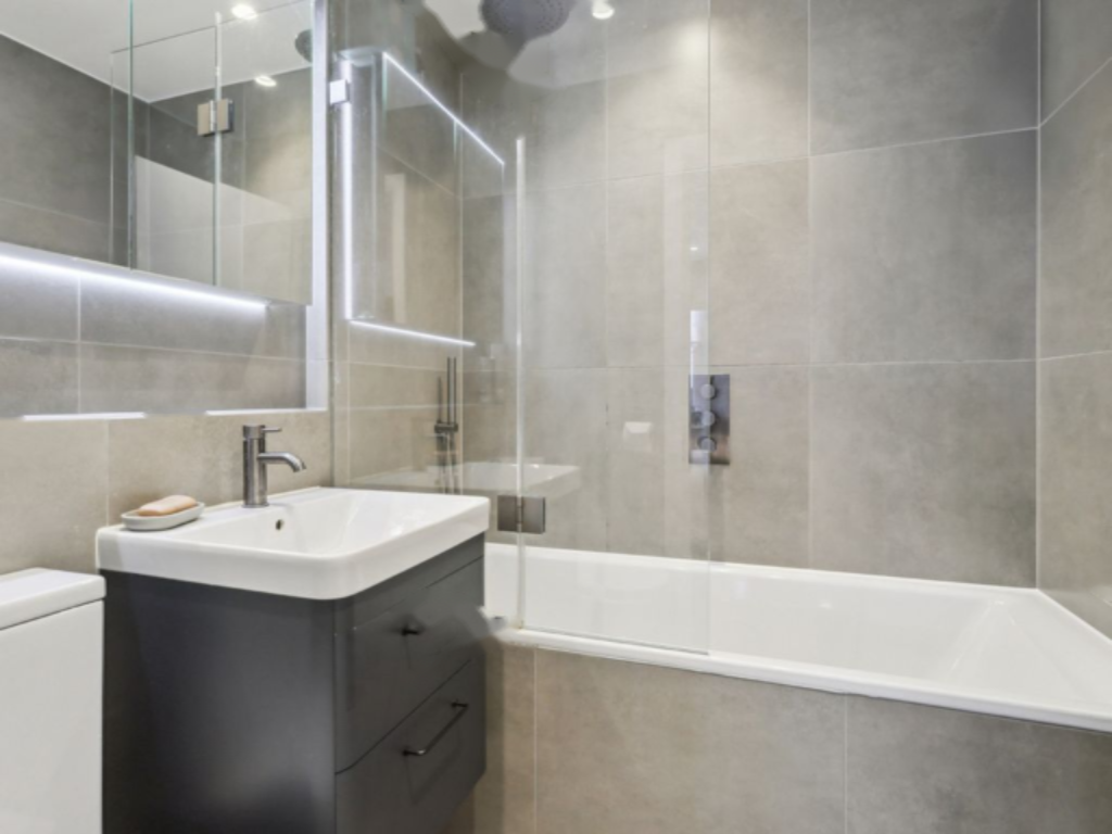 Flat in London, United Kingdom, 105 m² - picture 3