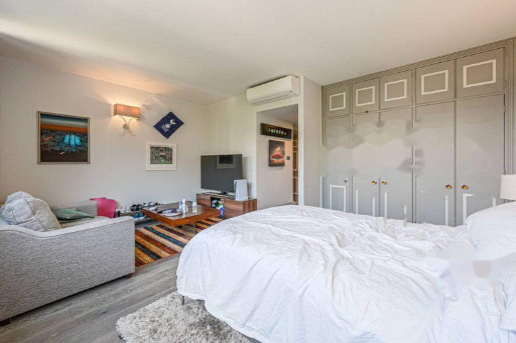 Flat in London, United Kingdom, 141 m² - picture 3