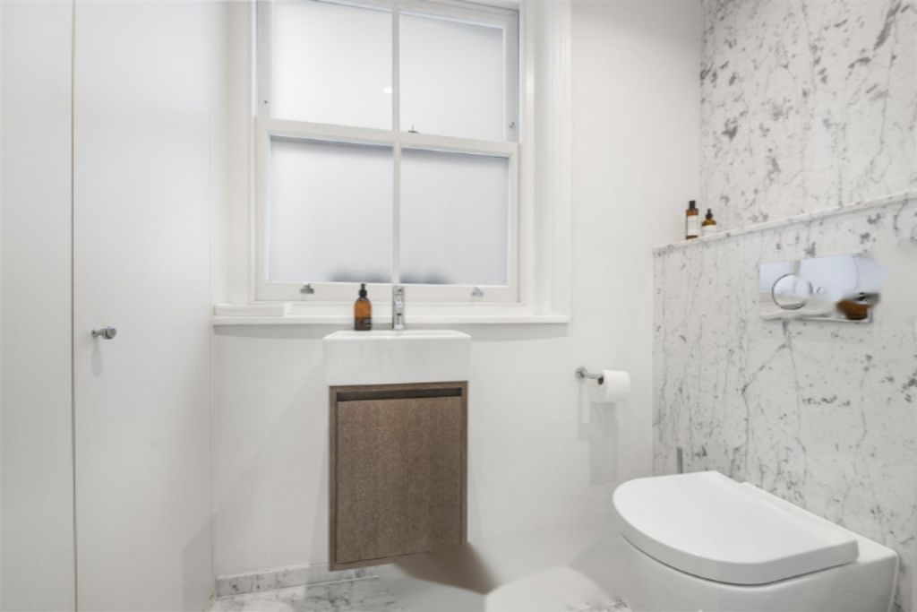 Flat in London, United Kingdom, 233 m² - picture 3