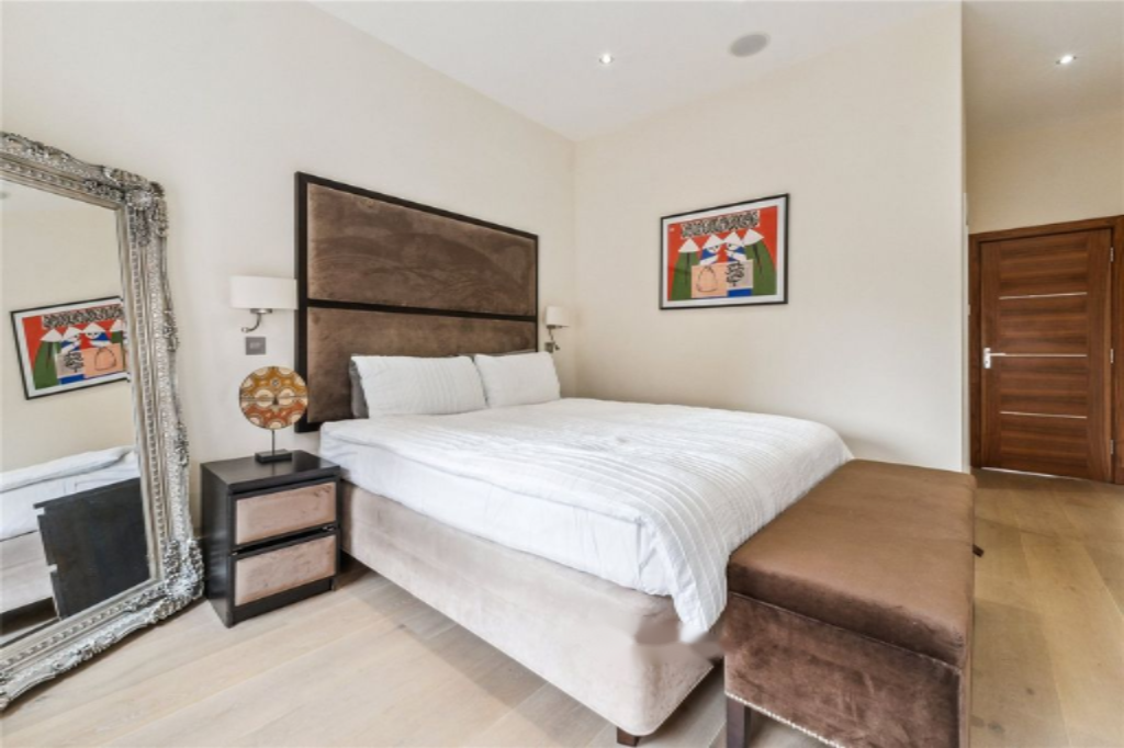 Flat in London, United Kingdom, 161 m² - picture 3