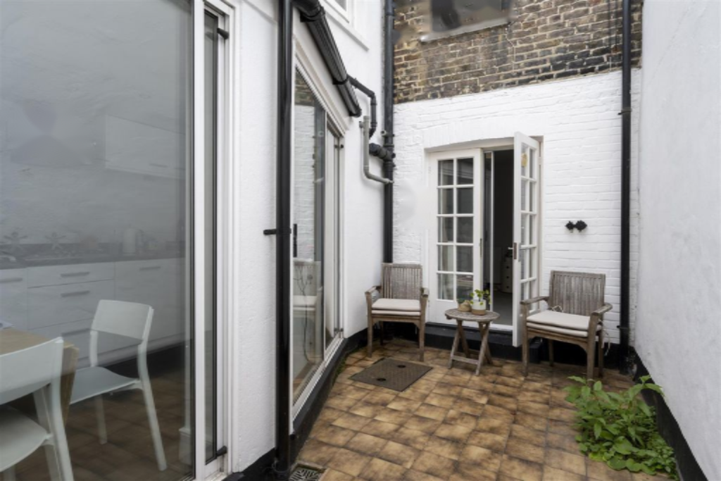 Flat in London, United Kingdom, 117 m² - picture 3