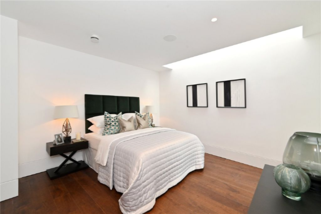 Flat in London, United Kingdom, 112 m² - picture 3