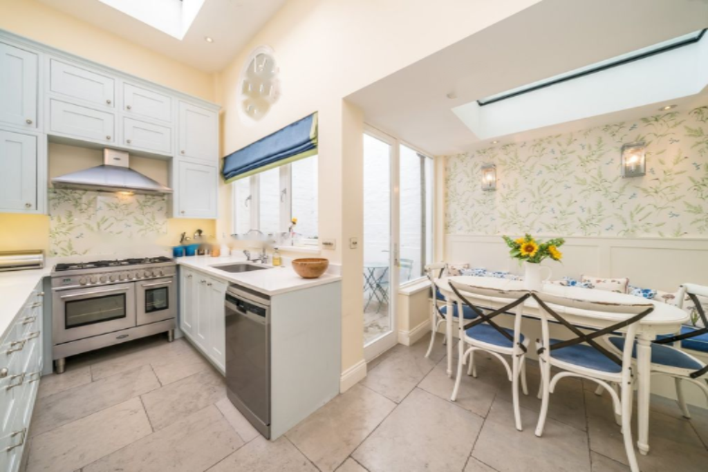 Flat in London, United Kingdom, 148 m² - picture 3