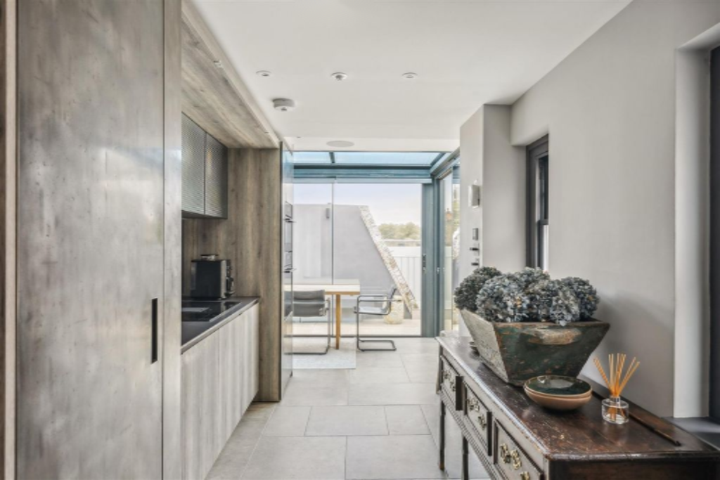 Flat in London, United Kingdom, 131 m² - picture 4