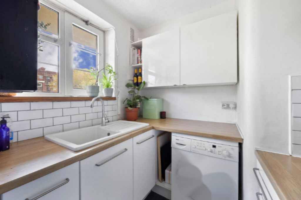 Flat in London, United Kingdom, 44 m² - picture 4