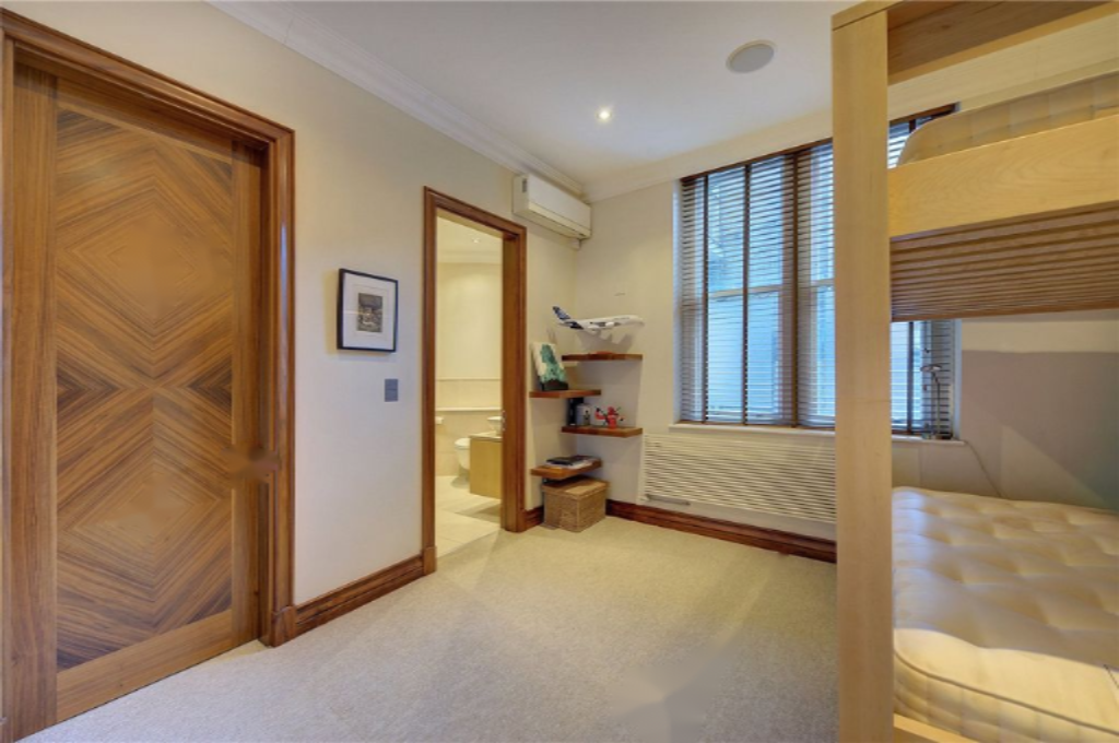 Flat in London, United Kingdom, 213 m² - picture 4