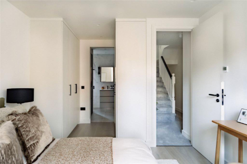 Flat in London, United Kingdom, 155 m² - picture 4