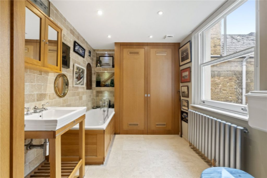 Flat in London, United Kingdom, 241 m² - picture 5