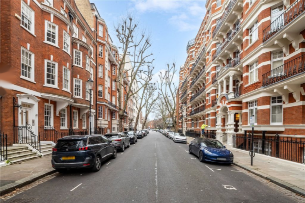 Flat in London, United Kingdom, 147 m² - picture 5