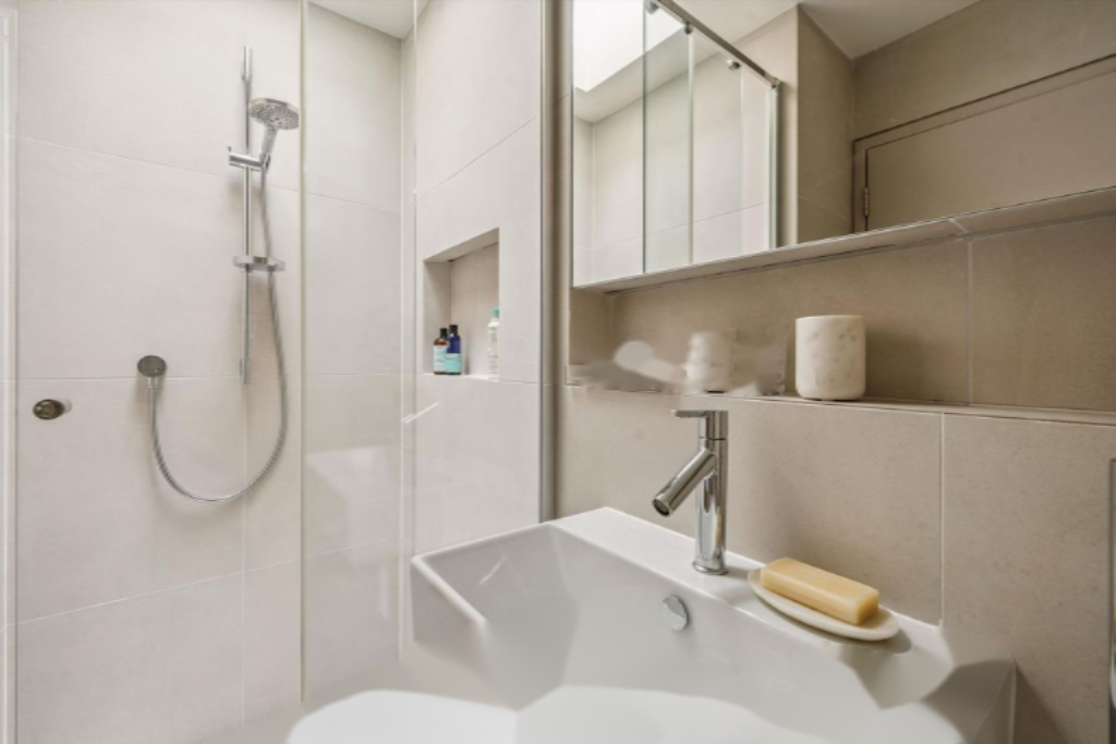 Flat in London, United Kingdom, 130 m² - picture 6