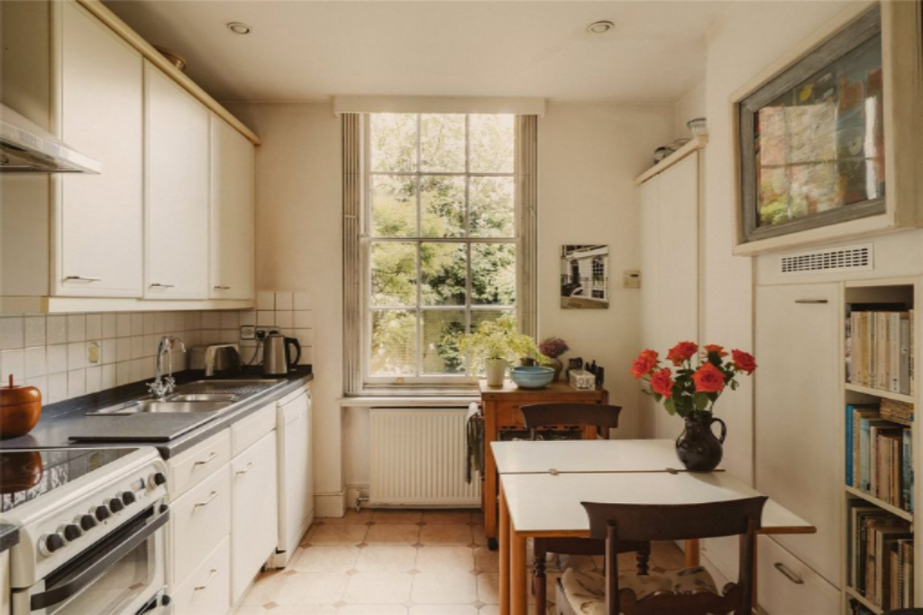 Flat in London, United Kingdom, 214 m² - picture 6