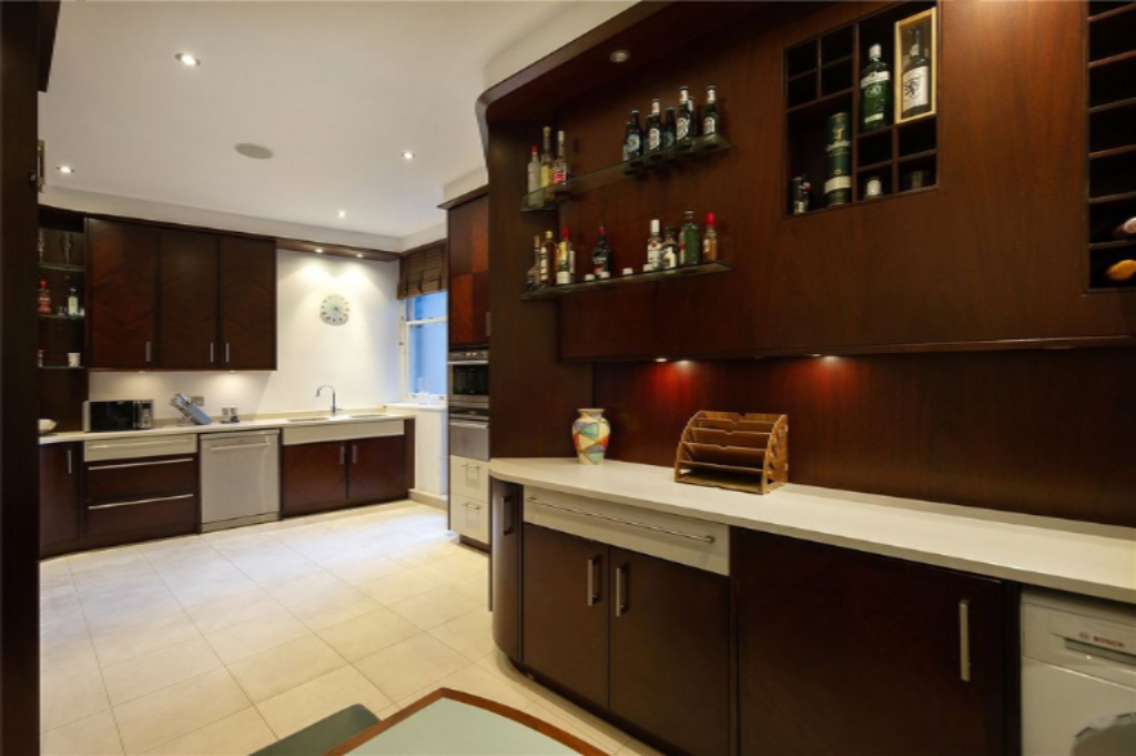 Flat in London, United Kingdom, 213 m² - picture 8