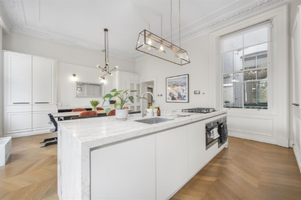 Flat in London, United Kingdom, 233 m² - picture 8