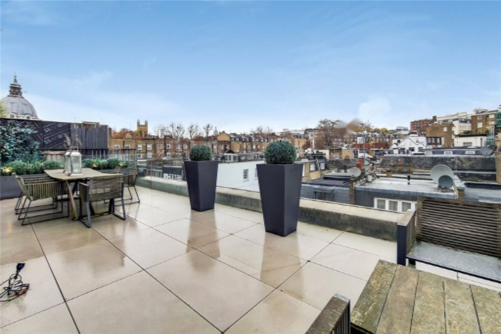 Flat in London, United Kingdom, 216 m² - picture 8
