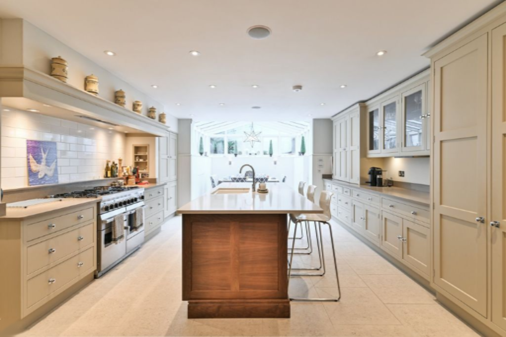 Flat in London, United Kingdom, 288 m² - picture 9