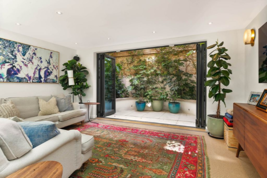 Flat in London, United Kingdom, 274 m² - picture 10