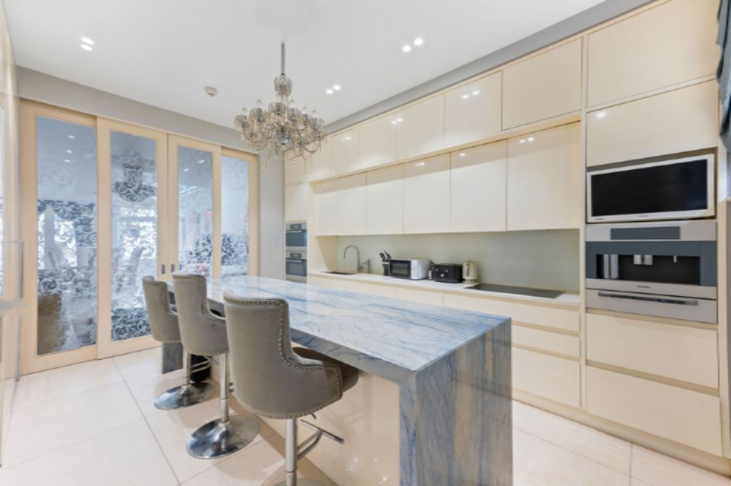 Flat in London, United Kingdom, 287 m² - picture 10