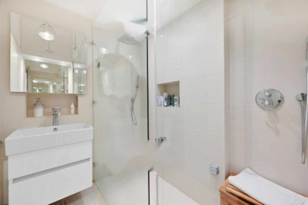 Flat in London, United Kingdom, 229 m² - picture 11