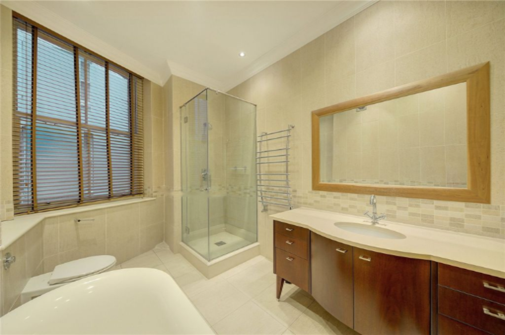 Flat in London, United Kingdom, 213 m² - picture 11
