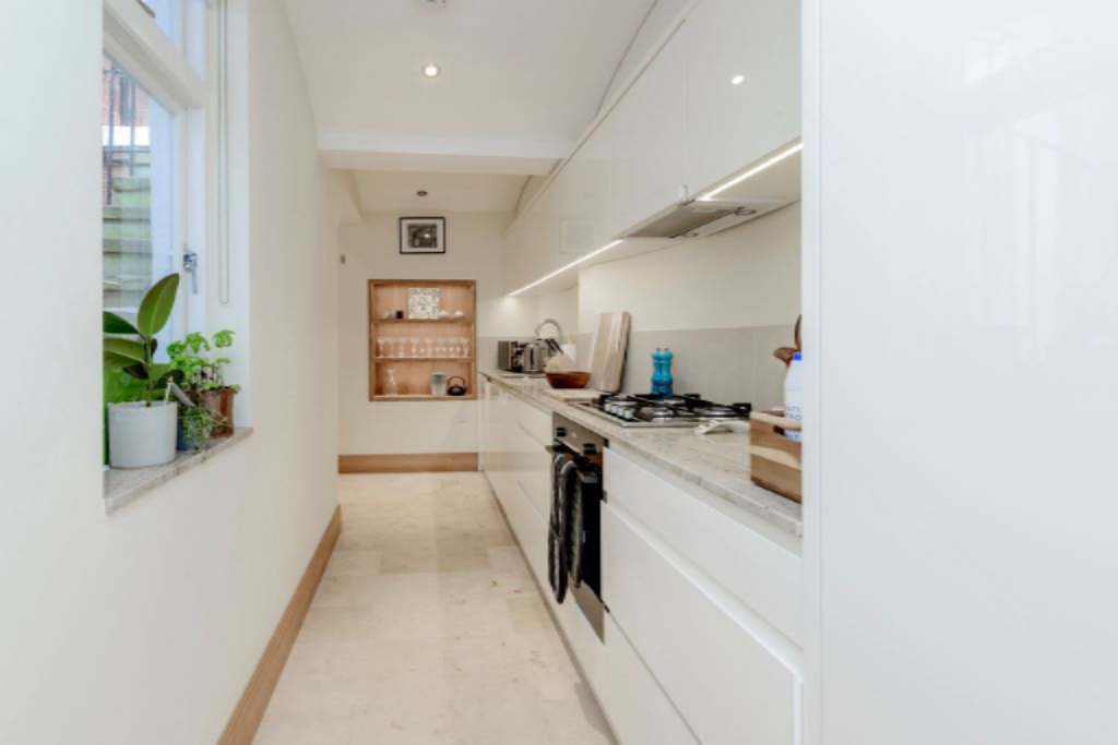 Flat in London, United Kingdom, 104 m² - picture 11