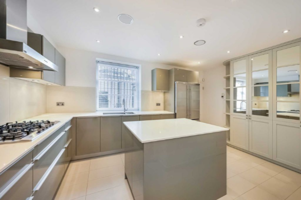 Flat in London, United Kingdom, 274 m² - picture 12