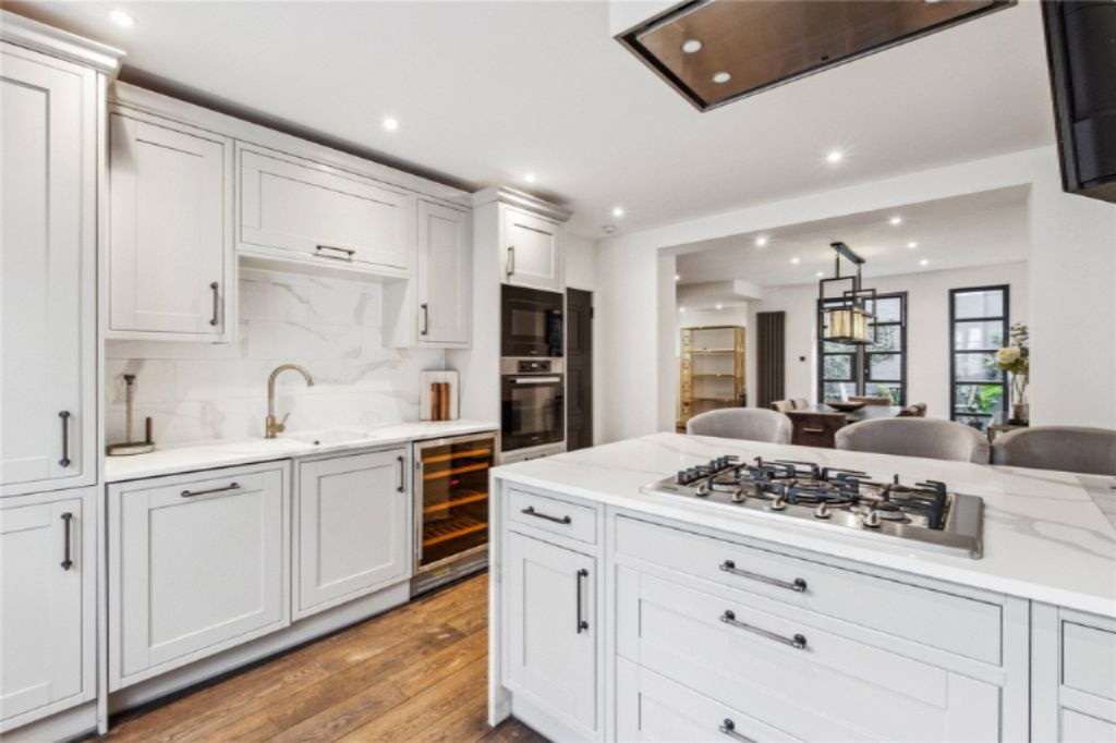 Flat in London, United Kingdom, 203 m² - picture 12