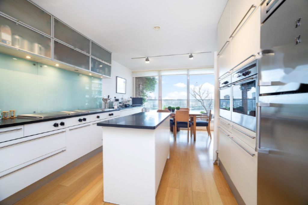 Flat in London, United Kingdom, 296 m² - picture 12