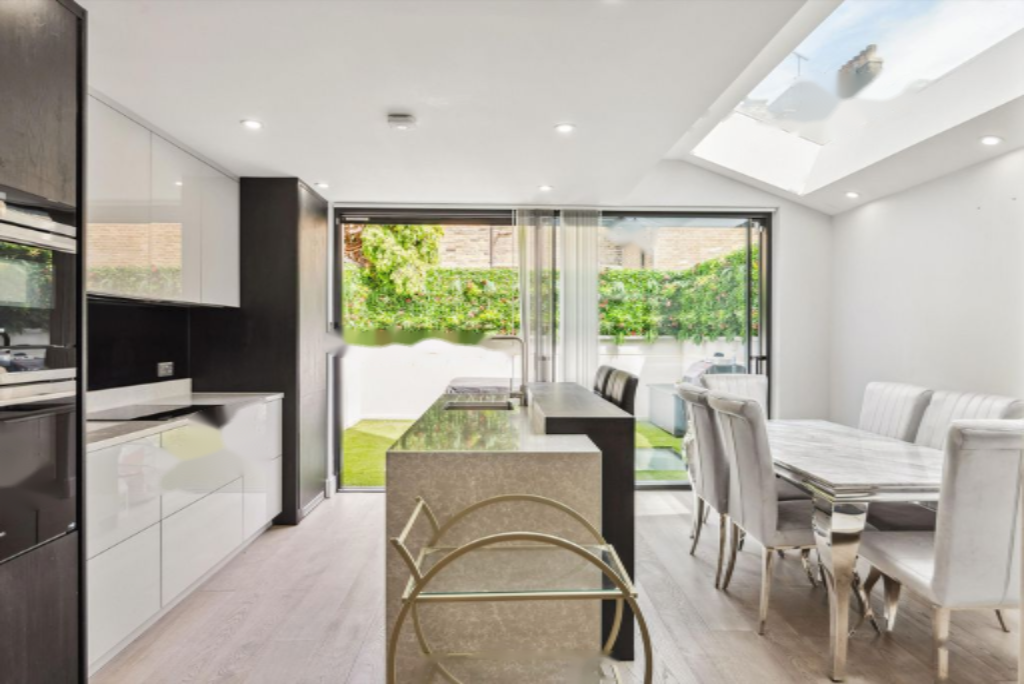 Flat in London, United Kingdom, 234 m² - picture 12