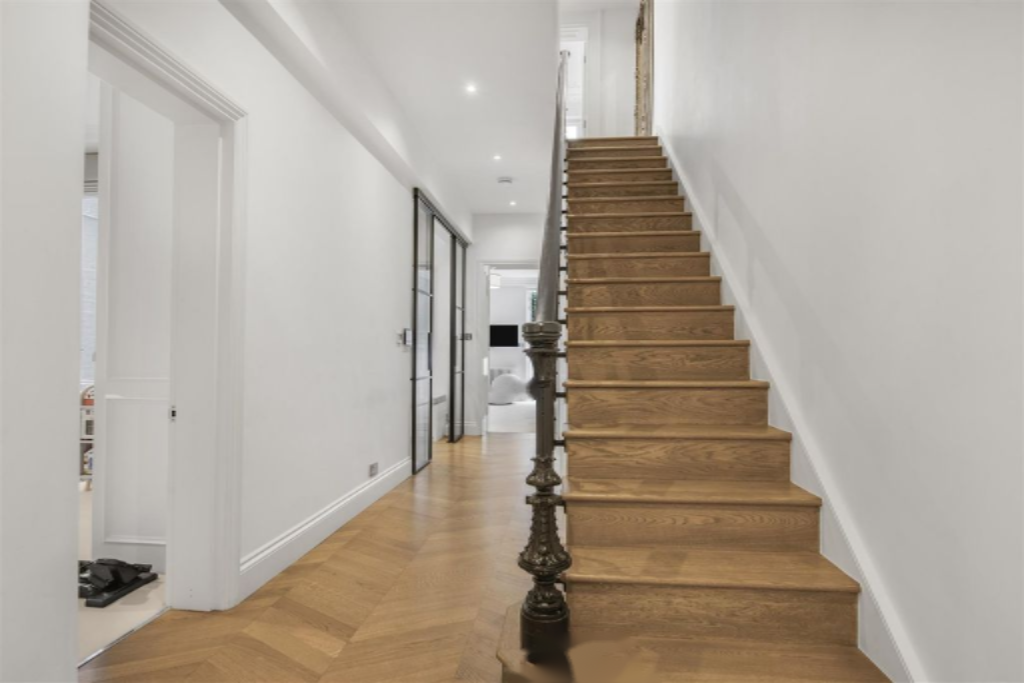 Flat in London, United Kingdom, 233 m² - picture 13