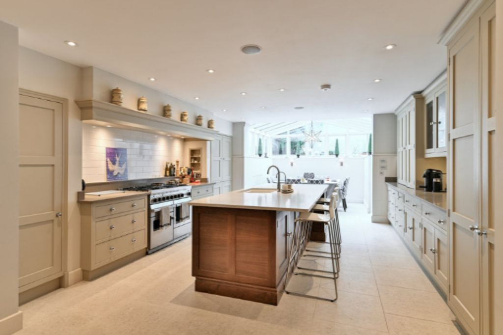 Flat in London, United Kingdom, 288 m² - picture 13