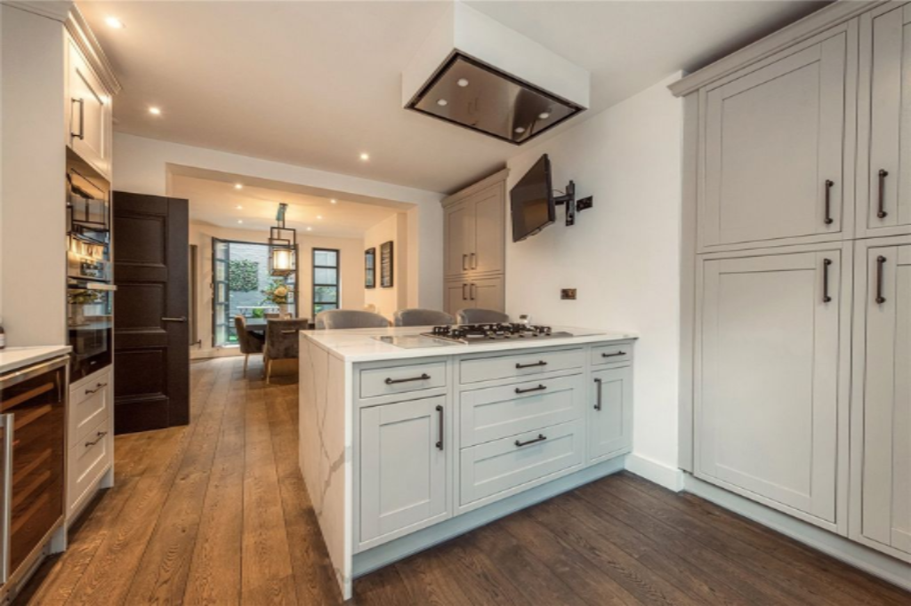 Flat in London, United Kingdom, 207 m² - picture 13