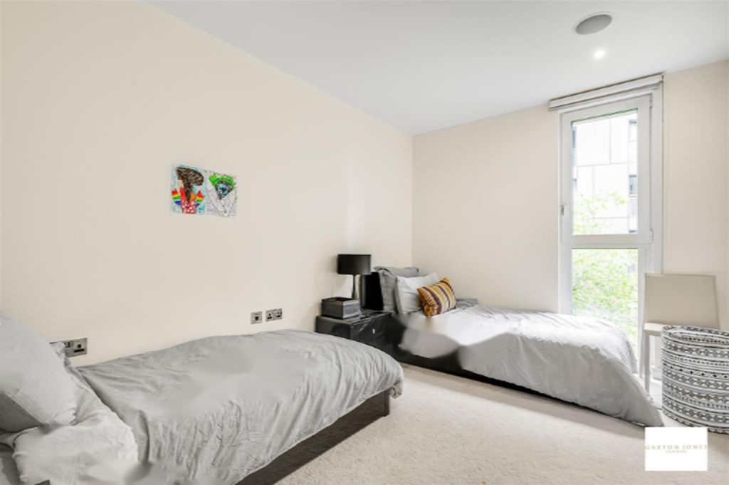 Flat in London, United Kingdom, 76 m² - picture 13